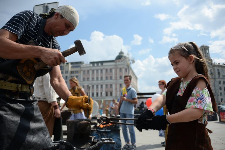 Посетители во время мастер-класса по кузнечному делу на фестивале Многонациональная Россия в Москве