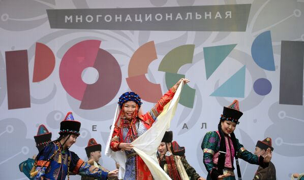 Участники Московского творческого коллектива танца Буин хан во время концерта на фестивале Многонациональная Россия в Москве