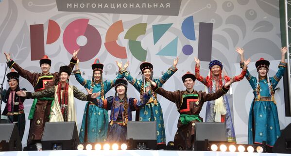 Участники Московского творческого коллектива танца Буин хан во время концерта на фестивале Многонациональная Россия в Москве