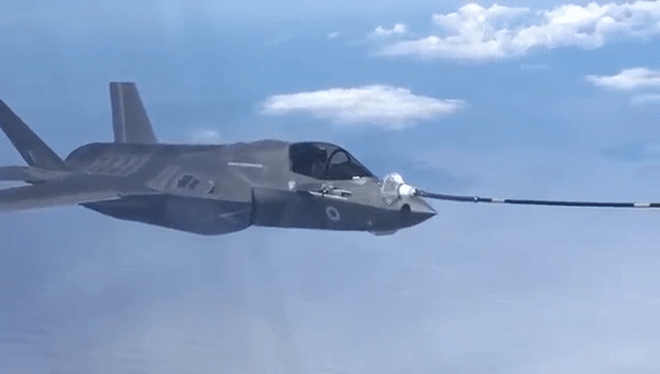 Неудачная дозаправка F-35 в воздухе попала на видео
