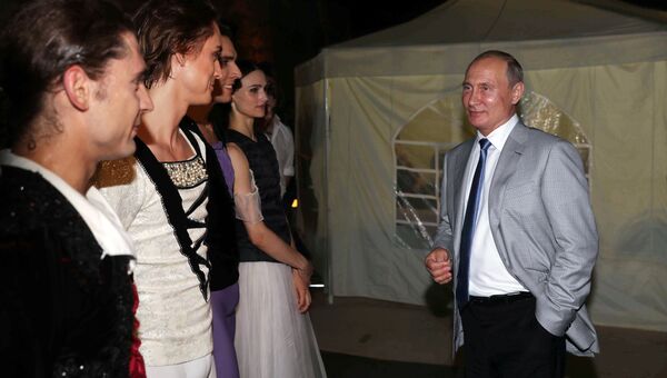 Владимир Путин с солистами балета во время посещения вечера-открытия фестиваля под открытым небом Опера в Херсонесе. 4 августа 2018
