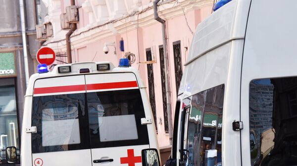 Автомобили скорой помощи и полиции на улице Москвы