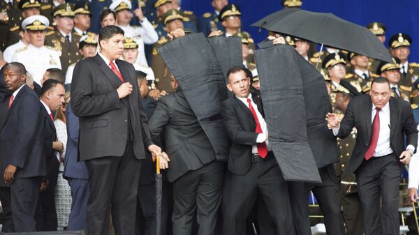 Сотрудники службы безопасности во время покушения на президента Венесуэлы Николаса Мадуро. Архивное фото