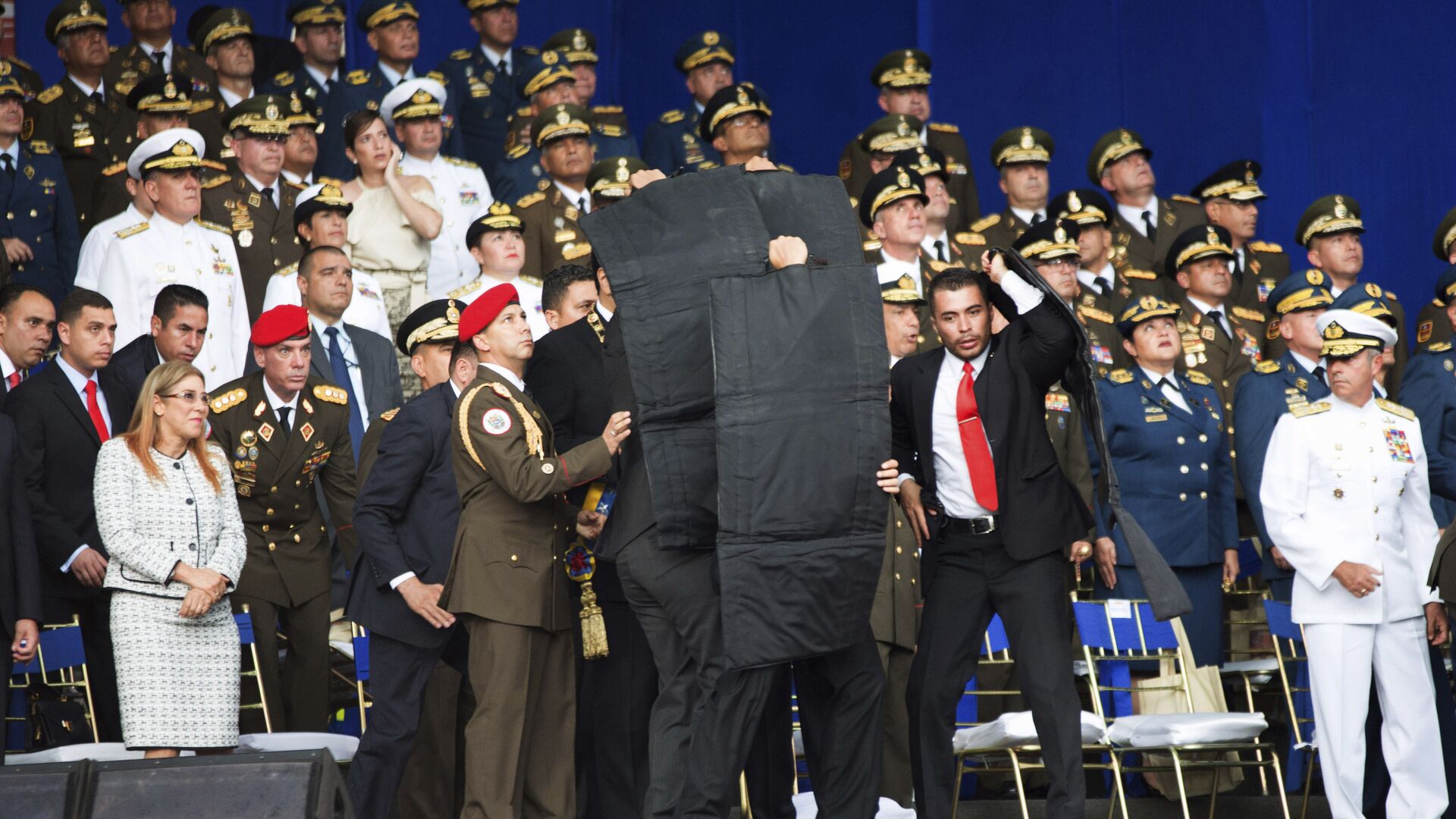 Сотрудники службы безопасности во время покушения на президента Венесуэлы Николаса Мадуро. 4 августа 2018 - РИА Новости, 1920, 14.07.2021
