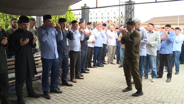 Тысячи человек в Чечне простились с убийцей полковника Буданова