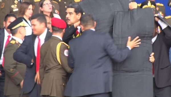 Охранники прикрыли Мадуро кевларовыми щитами в момент покушения