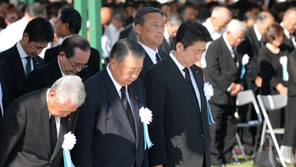 Премьер-министр Японии Синдзо Абэ во время молчания в память о жертвах атомной бомбардировки в Мемориальном парк мира в Хиросиме. 6 августа 2018
