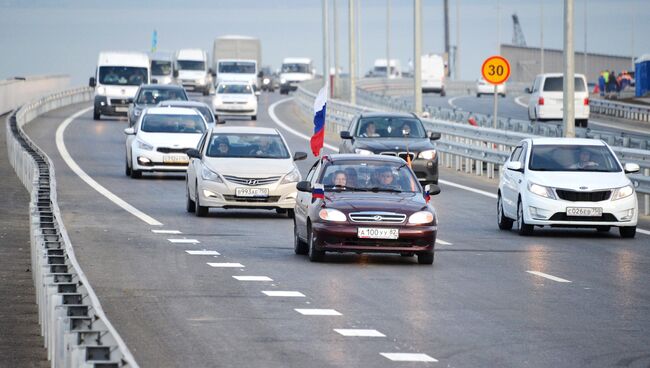 Автомобильное движение по автодорожной части Крымского моста. 16 мая 2018