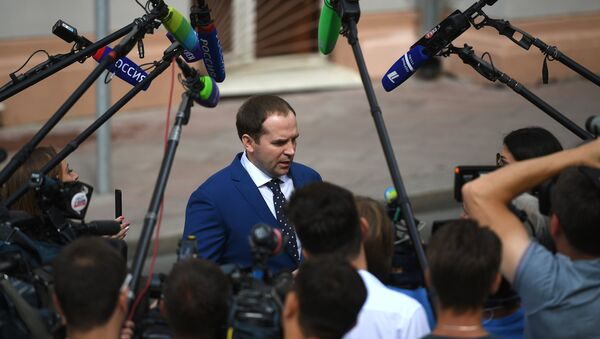 Адвокат юмориста Евгения Петросяна Сергей Жорин отвечает на вопросы журналистов перед началом рассмотрения гражданского иска у Хамовнического суда Москвы. 6 августа 2018