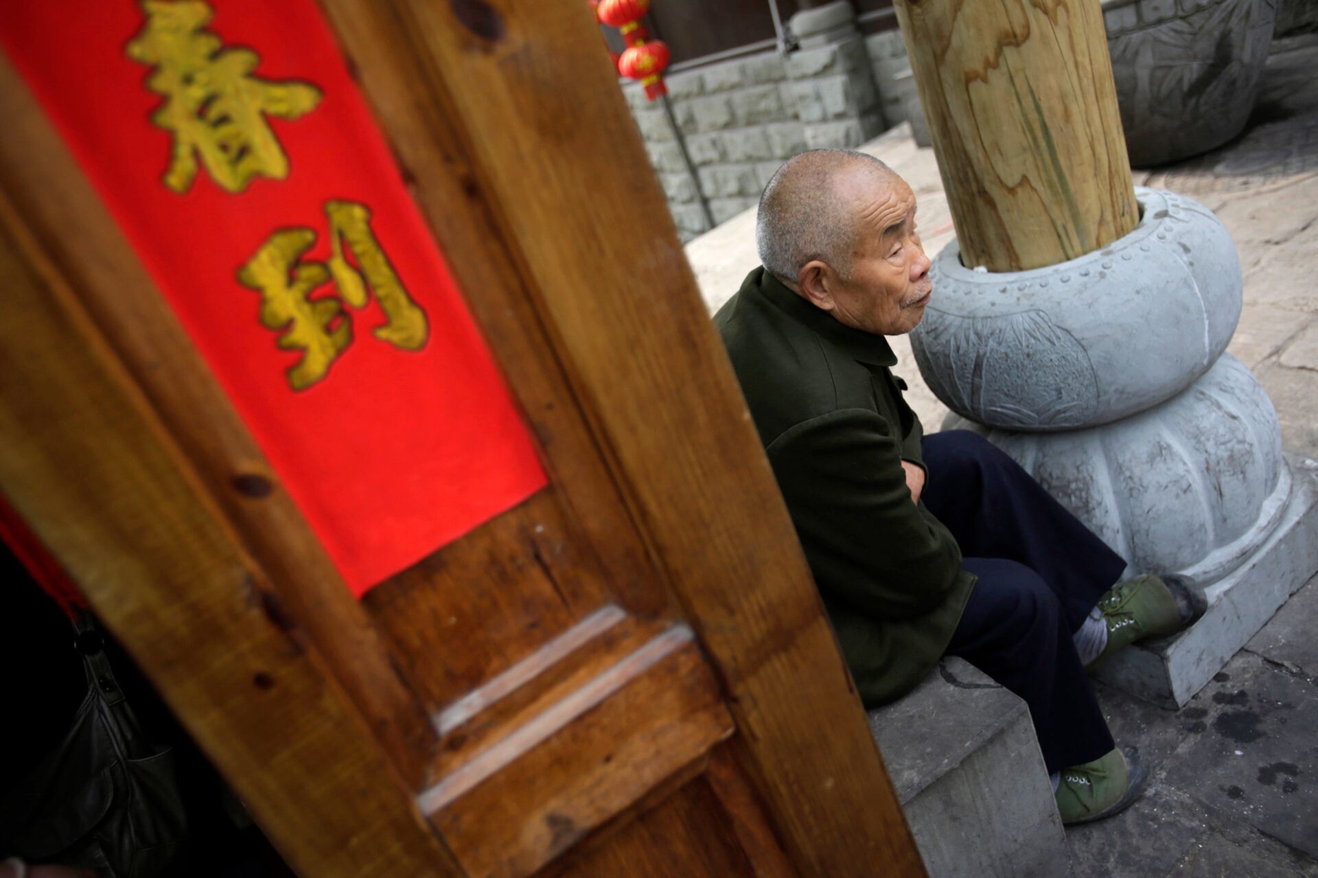 Пожилой мужчина в китайском городе Чунцин - РИА Новости, 1920, 14.12.2020