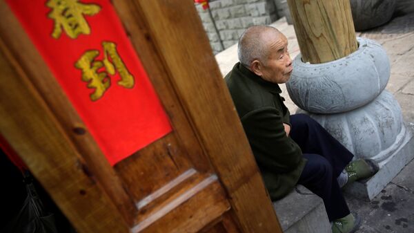 Пожилой мужчина в китайском городе Чунцин. Архивное фото