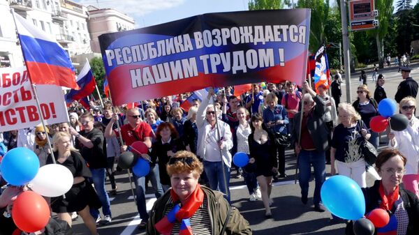 Участники торжественного шествия в Донецке, посвященного Дню самопровозглашенной Донецкой народной республики. Архивное фото