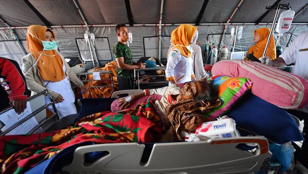 Полевой госпиталь Руслан в Матарам на индонезийском острове Ломбок, на утро после сильного землетрясения, поразившего этот район. 6 августа 2018
