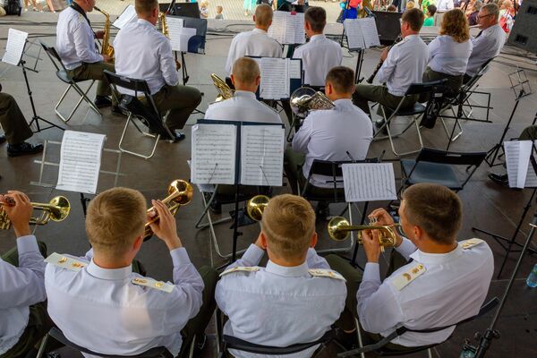 Третий год подряд в парках и скверах столицы звучит музыка самых лучших военно-оркестровых коллективов страны