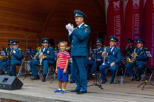 Концерты военных оркестра — настоящий подарок всем жителям столицы!, — отметили зрители концерта Иван и Наталья Громовы.
