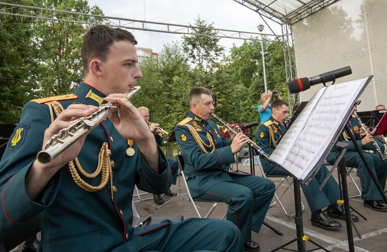 Мимо концертной площадки, расположенной на деревянном настиле, проплывали лодочки с отдыхающими, и казалось, что парк как будто затаился, подчиняясь великолепной музыке оркестра