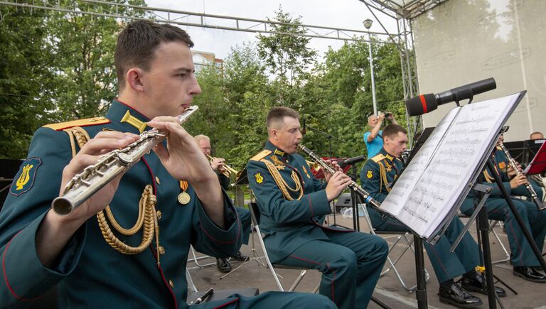 Мимо концертной площадки, расположенной на деревянном настиле, проплывали лодочки с отдыхающими, и казалось, что парк как будто затаился, подчиняясь великолепной музыке оркестра