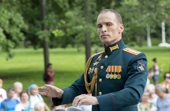 Программа Военные оркестры в парках — это уникальная возможность для многих москвичей и гостей столицы познакомиться с творчеством военных музыкантов