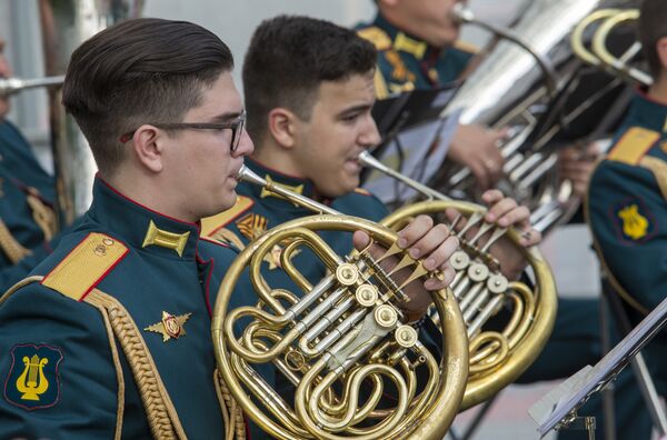 Закрытие цикла состоится 18 августа в Александровском саду, предваряя собой десять вечеров невероятного красочного шоу Международного военно-музыкального фестиваля Спасская башня