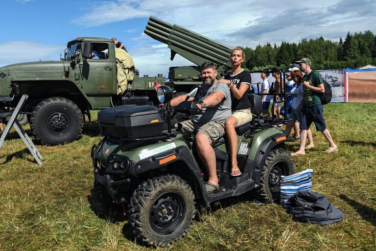 Зрители фестиваля Нашествие на выставке военной техники в поселке Большое Завидово в Тверской области