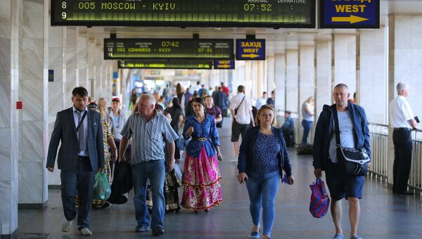 Пассажиры на Центральном железнодорожном вокзале в Киеве. Архивное фото
