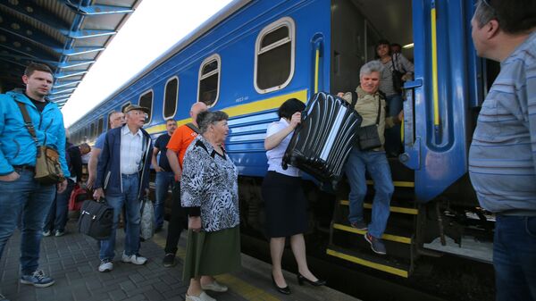 Пассажиры поезда №005 Украина по маршруту Москва-Киев на перроне Центрального вокзал в Киеве