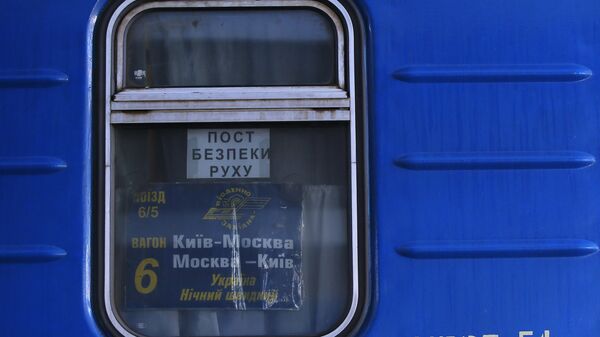 Табличка с номером вагона в окне поезда №005 Украина по маршруту Москва-Киев на перроне Центрального вокзал в Киеве. Архивное фото