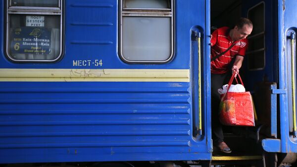 Пассажир поезда №005 Украина по маршруту Москва-Киев на перроне Центрального вокзал в Киеве. Архивное фото
