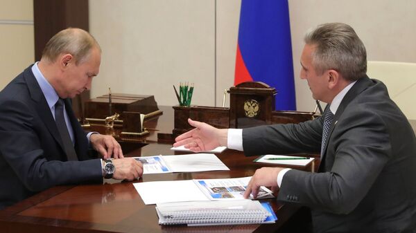 Президент РФ Владимир Путин и временно исполняющий обязанности губернатора Тюменской области Александр Моор во время встречи
