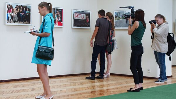 Посетители на выставке работ фотокорреспондента МИА Россия сегодня Андрея Стенина в Луганской галерее искусств. 6 августа 2018