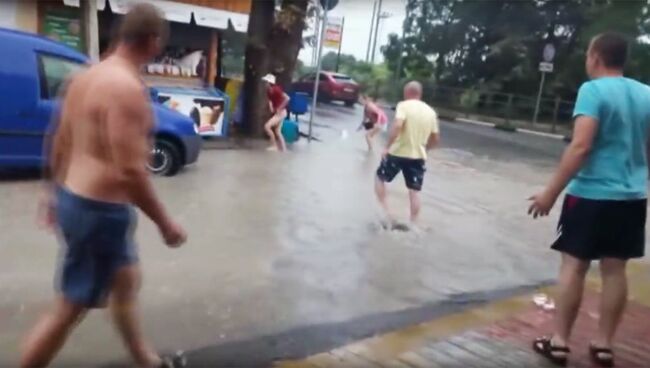 Стоп-кадр с видео очевидца гибели ребенка в поселке Лазаревское