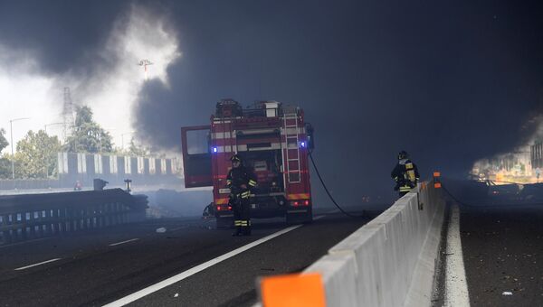 Пожарные на автостраде близ города Борго Панигале, провинция Болонья, где произошел мощный взрыв. 6 августа 2018