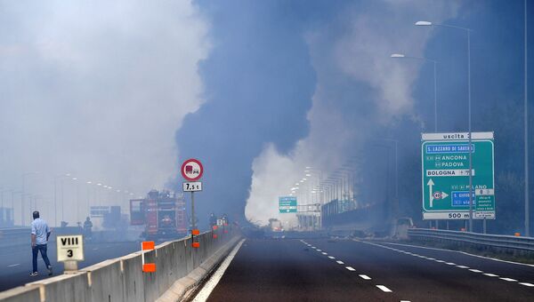 Пожарные на автостраде близ города Борго Панигале, провинция Болонья, где произошел мощный взрыв. 6 августа 2018