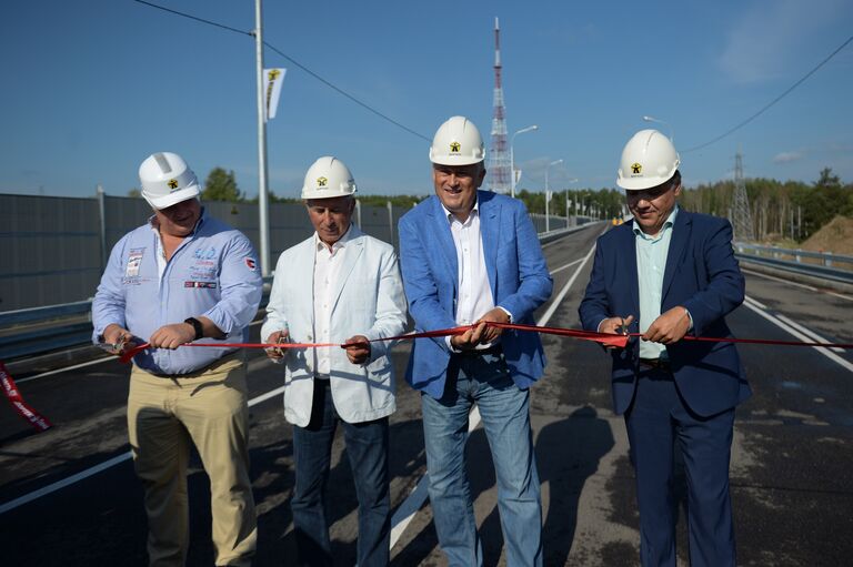 Старт движению по путепроводу дал губернатор Ленинградской области Александр Дрозденко