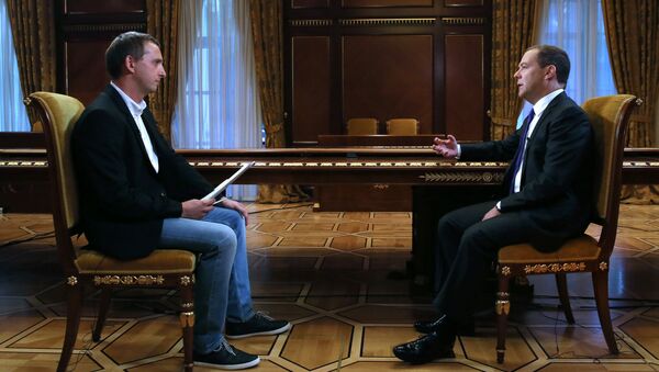 Председатель правительства РФ Дмитрий Медведев во время интервью газете Коммерсантъ. 6 августа 2018