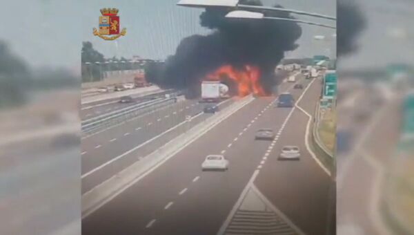 Момент взрыва бензовоза в Болонье. Кадры с камеры видеонаблюдения