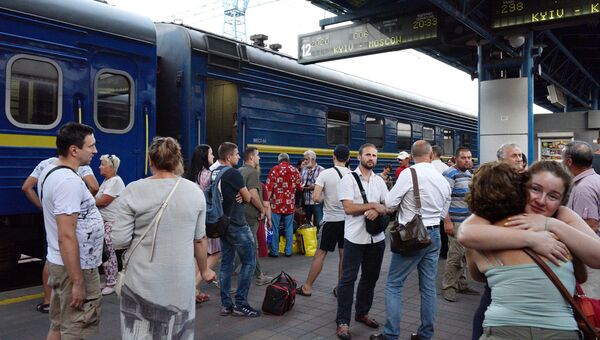 Пассажиры у поезда Киев - Москва на железнодорожном вокзале в Киеве. Архивное фото