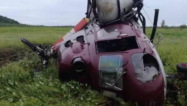 Вертолет МИ-2 после жесткой посадки в Тюменской области. 6 августа 2018