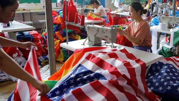 Производство американских флагов на фабрике в Китае