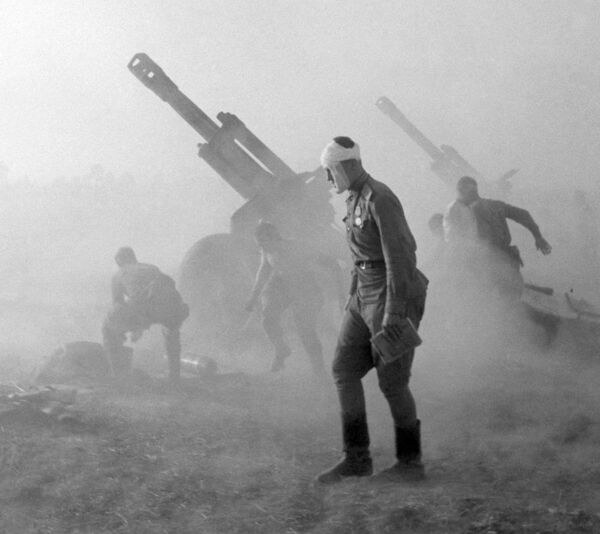 Батарея 152-мм гаубиц Д-1 образца 1943г. ведет огонь по обороняющимся немецким войскам. 3-й Белорусский фронт Батарея 152-мм гаубиц Д-1 образца 1943г. ведет огонь по обороняющимся немецким войскам. 3-й Белорусский фронт