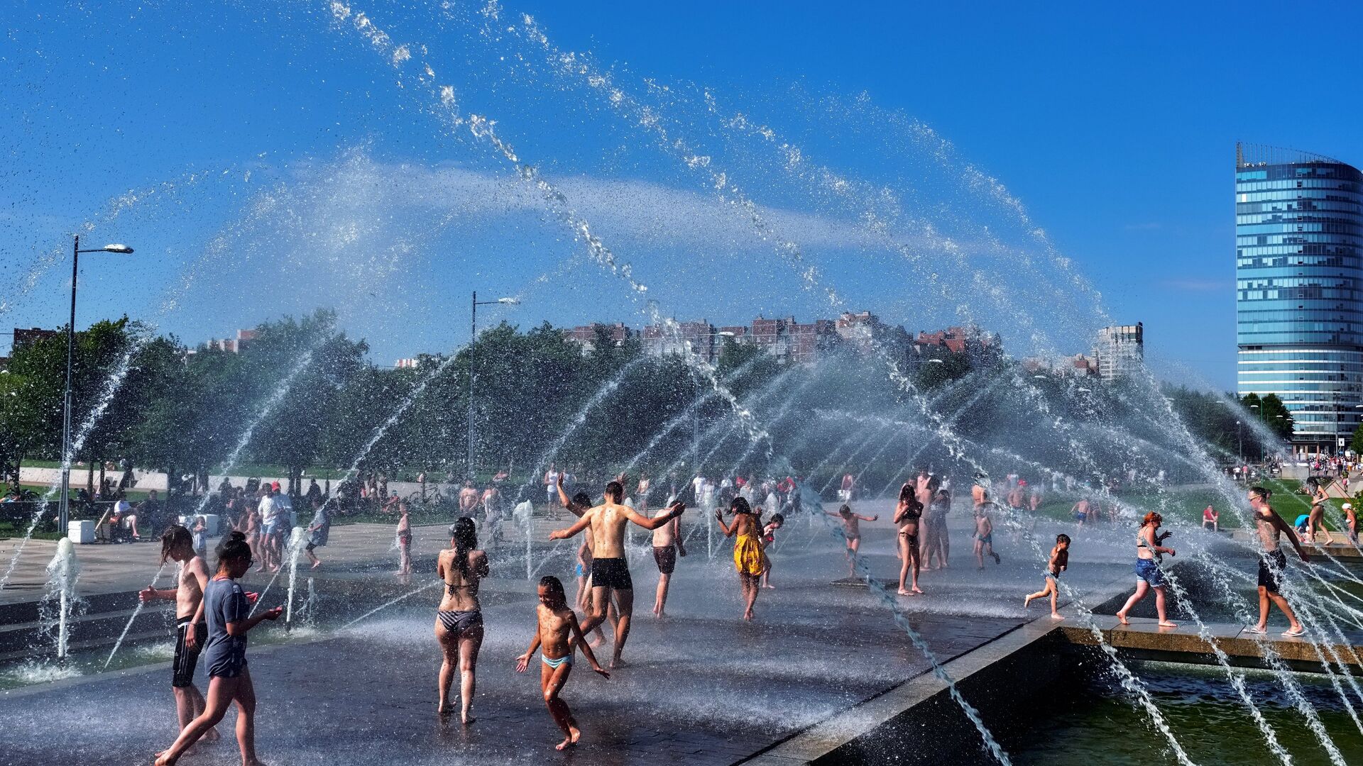 Горожане спасаются от жары в фонтане парка 300-летия Санкт-Петербурга - РИА Новости, 1920, 13.07.2021