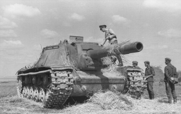 Самоходная артиллерийская установка СУ-152, август-сентябрь 1943 года Самоходная артиллерийская установка СУ-152, август-сентябрь 1943 года