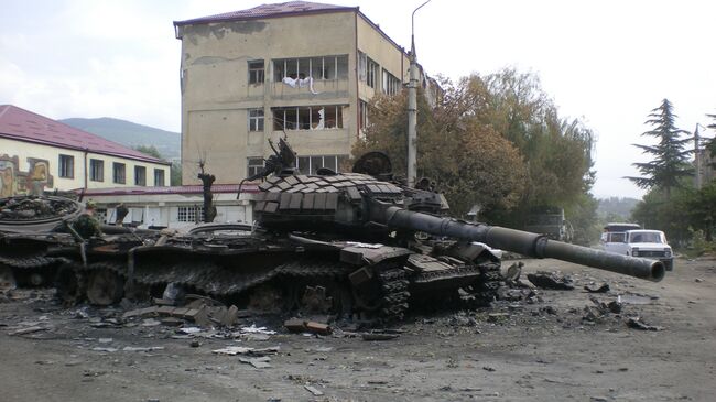 Разбитая боевая техника в городе Цхинвали, подвергшемся нападению грузинских войск. 11 августа 2008 года