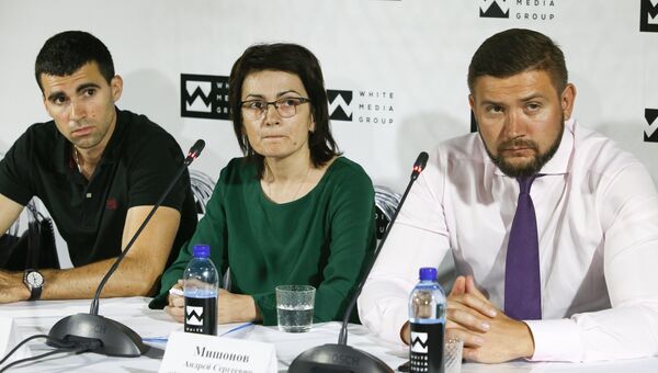 Муж погибшей девушки Евгений Львов и адвокат Андрей Мишонов на пресс-конференции. 7 августа 2018