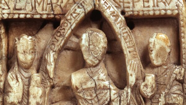 Дощечка со сценой из Библии, выточенная из викингской моржовой кости