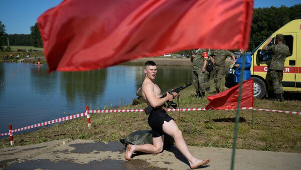 Военнослужащий вооруженных сил России во время прохождения этапа конкурса Отличники войсковой разведки в Новосибирской области