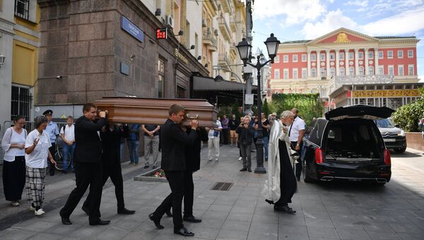 Вынос гроба с телом Александра Расторгуева после отпевания в храме Космы и Дамиана в Москве. 7 августа 2018