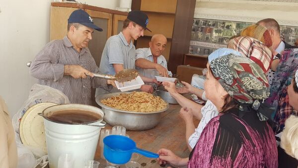 Раздача обедов в рамках  программы Помощь соотечественникам в Таджикистане. Архивное фото