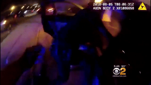 Спасение пассажира из горящего автомобиля в США попало на видео