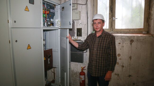 Вадим Комса демонстрирует обновленный центр питания электроснабжением